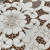 Caminho de Mesa 2.20m Crivo Floral Bordado Flor Bege