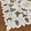 Caminho de Mesa 2.20m Crivo Floral Bordado Flor Bege