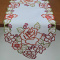 Caminho de Mesa Trilho Bordado Holanda - Branco C/Flor Vermelha 1,50mt