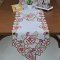 Caminho de Mesa Trilho Bordado Holanda - Branco C/Flor Vermelha 1,50mt