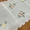 Caminho de Mesa Bordado Organza Branco C/ Florzinha Laranja 1,80