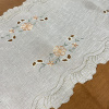 Caminho de Mesa Bordado Organza Branco C/ Florzinha Nude 1,80