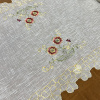 Caminho de Mesa Bordado Organza Branco C/ Florzinha Vinho e Rosé 1,80