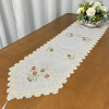 Caminho de Mesa Bordado Organza Branco C/ Florzinha Vinho e Rosé 1,80