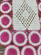 Caminho de Mesa Crochê 1,60 mt - Branco C/Pink - Produto Feito a Mão