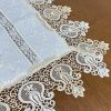 Caminho de Mesa em Lese Bordado C/Barrado em Guippir Branco C/Perola II 90cm
