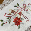 Caminho de Mesa Natalino Bordado Com Guippir 2.20m Branco Laço C/Flor Vermelha