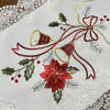 Caminho de Mesa Natalino Bordado Com Guippir 90cm Branco Flor Vermelha C/Sino