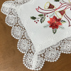 Caminho de Mesa Natalino Bordado Com Guippir 90cm Branco Flor Vermelha C/Sino
