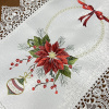 Caminho de Mesa Natalino Bordado Com Guippir 90cm Branco Floral C/Laço Vermelho