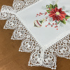 Caminho de Mesa Natalino Bordado Com Guippir 90cm Branco Floral C/Laço Vermelho