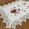 Caminho de Mesa Trilho Bordado C/Guippir Elegance Branco C/Flores Vermelhas 90cm