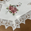 Caminho de Mesa Trilho Bordado C/Guippir Elegance Branco C/Rosas 2.20m