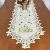 Caminho de Mesa Trilho Bordado C/Guippir Elegance Creme C/Cesto de Flores Brancas 1,50mt