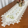 Caminho de Mesa Trilho Bordado C/Guippir Elegance Creme C/Cesto de Flores Brancas 1,50mt
