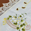 Caminho de Mesa Trilho Bordado C/Guippir Elegance Creme C/Cesto de Flores Brancas 1,50mt