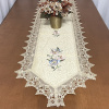 Caminho de Mesa Trilho Bordado C/Guippir Elegance Dourado C/Flor Azul 1,80mt