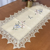 Caminho de Mesa Trilho Bordado C/Guippir Elegance Dourado C/Flor Azul 90cm