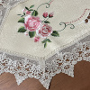 Caminho de Mesa Trilho Bordado C/Guippir Elegance Dourado C/Flor Rosa II 2,20mt