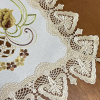 Caminho de Mesa Trilho Bordado C/Guippir Elegance Dourado C/Tulipas 90cm