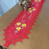 Caminho de Mesa Trilho Bordado C/Guippir Elegance Vermelho Flor Amarela 2.20m