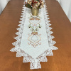 Caminho de Mesa Trilho Bordado C/Guippir Romance Branco C/Flor Avelã 1,80mt