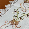 Caminho de Mesa Trilho Bordado C/Guippir Romance Branco C/Flor Avelã 2,20mt