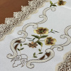 Caminho de Mesa Trilho Bordado C/Guippir Romance Creme C/Flor Marrom 1,50mt