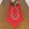 Caminho de Mesa Trilho Bordado C/Guippir Romance Vermelho C/Flores Vermelhas 1,80mt