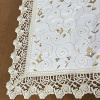 Caminho de Mesa Trilho Bordado Linho C/Guippir Bege Tulipas Douradas 90cm