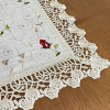 Caminho de Mesa Trilho Bordado Linho C/Guippir Bege Tulipas Vermelhas 90cm