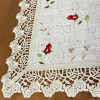 Caminho de Mesa Trilho Bordado Linho C/Guippir Bege Tulipas Vermelhas 90cm