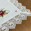 Caminho de Mesa Trilho Bordado Linho C/Guippir Branco C/ Flor Vermelha 90cm