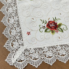 Caminho de Mesa Trilho Bordado Linho C/Guippir Branco C/ Flor Vermelha 90cm
