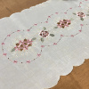 Caminho de Mesa Trilho Bordado Organza Bege C/Flor Marrom e Rosa 90 cm