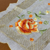 Caminho de Mesa Trilho Bordado Organza Branco C/Flor Amarela e Laranja 90cm