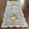 Caminho de Mesa Trilho Bordado Organza Branco C/Flor Amarela e Laranja II 90cm