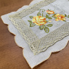 Caminho de Mesa Trilho Bordado Organza Branco C/Flor Amarela e Laranja II 90cm