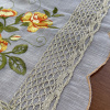 Caminho de Mesa Trilho Bordado Organza Branco C/Flor Amarela e Laranja II 90cm