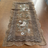 Caminho de Mesa Trilho Bordado Organza Marrom C/ Flor Marrom - 90cm