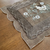 Caminho de Mesa Trilho Bordado Organza Marrom C/ Flor Marrom - 90cm