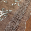 Caminho de Mesa Trilho Bordado Organza Marrom C/ Flor Marrom - 90cm