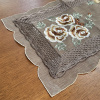 Caminho de Mesa Trilho Bordado Organza Marrom C/ Flor Marrom II - 90cm