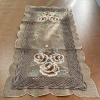 Caminho de Mesa Trilho Bordado Organza Marrom C/ Flor Marrom II - 90cm