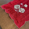 Caminho de Mesa Trilho Bordado Organza Vermelho C/Flor Dourada ll - 90cm