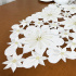 Caminho de Mesa Trilho Bordado Primavera Branco C/Dourado 1,50m