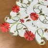 Caminho de Mesa Trilho Bordado Primavera Creme C/Flores Vermelhas 1.80m