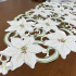 Caminho de Mesa Trilho Bordado Primavera Flores Brancas C/Verde 1,50m