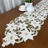 Caminho de Mesa Trilho Bordado Primavera Flores Brancas C/Verde 1,50m