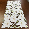 Caminho de Mesa Trilho Bordado Primavera Flores Brancas C/Verde 90cm
